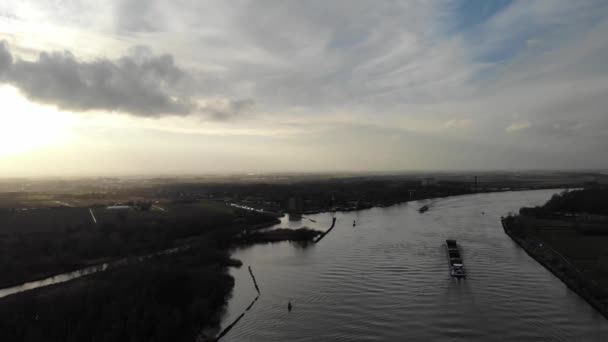 オランダのZwijndrecht近くのOude Maas川で貨物船をセーリングしている雲 空中ドローン撮影 — ストック動画