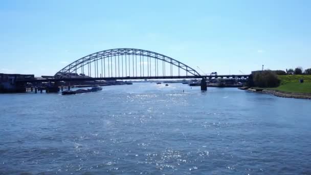 Arch Bridge Noord River Sailing Barge Την Ημέρα Στο Hendrik — Αρχείο Βίντεο