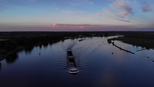 欧米茄舱载着空货舱在夕阳西下驶过宁静的水道 空中射击 — 图库视频影像