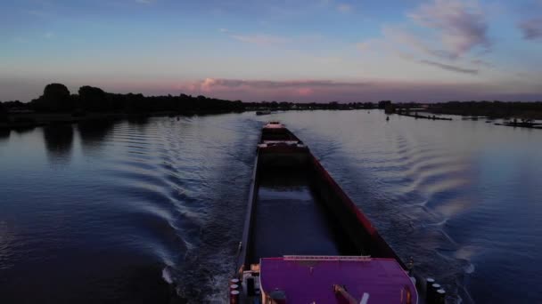荷役貨物を搭載していないオメガバルクキャリアは 日没時に水路でクルージングを保持します 空中射撃 — ストック動画