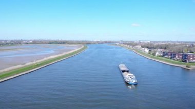 Hollanda 'da, Hendrik-Ido-Ambacht yakınlarında, Noord Nehri' nin altındaki açık mavi gökyüzünün hava görüntüsü..