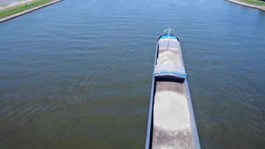 Hollanda, Hendrik-Ido-Ambacht yakınlarındaki Noord Nehri 'nde Kum Yelkenlisiyle Hava Görüntüsü.