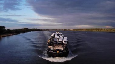 Terra Truck Taşıyıcı Gemisi Hollanda, Barendrecht 'te Sakin Deniz' de Yelken Açtı