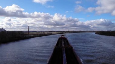 Birleşik Kuru Toplu Taşıyıcı Gemisi Hollanda 'daki Oude Maas Nehri' nde Puttershoek yakınlarında seyahat ediyor. - Havadan çekim.