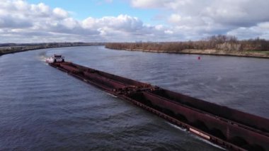 Hollanda 'daki Puttershoek yakınlarında Oude Maas Nehri' ndeki boş konteynır gemisi. statik çekim