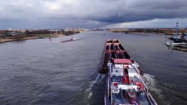 Kömür mavnası - Hollanda, Puttershoek yakınlarındaki Oude Maas Nehri 'nde kargo mavnası. - Antenli arka.