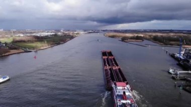 Hollanda 'daki Puttershoek yakınlarındaki Oude Maas Nehri' nde içi kömür ve yağ dolu çoklu kargo taşıyıcısı. - Havadan çekim.