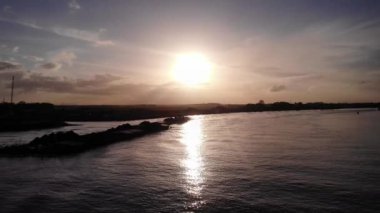 Siluetli Verrazano Kömür Mavnası, nehirde gün ışığının yansımasıyla alacakaranlıkta geziniyor. - Geniş açı