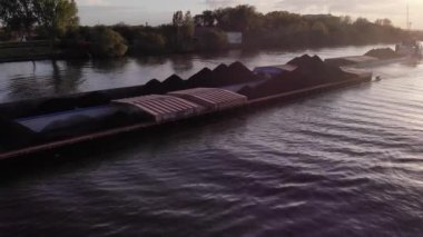 Sabahın erken saatlerinde Canal River 'da kömür mavnalarıyla yelken açmak. - Havadan çekim.