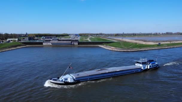 オランダのヘンドリック アンバト Hendri Ido Ambacht 近くのノード川でのカバークルージングを伴う内陸のバージ船 — ストック動画