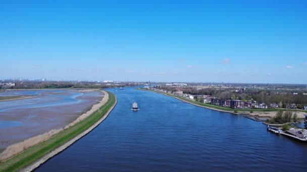 Industriekahn Unterwegs Auf Der Noord Bridge Der Nähe Der Stadt — Stockvideo