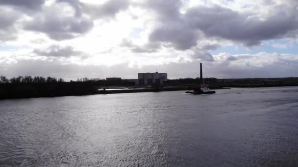 Silhuetter Ugboat Skorsten Och Lagerbyggnad Grossist Puttershoek Nederländerna Antenn — Stockvideo