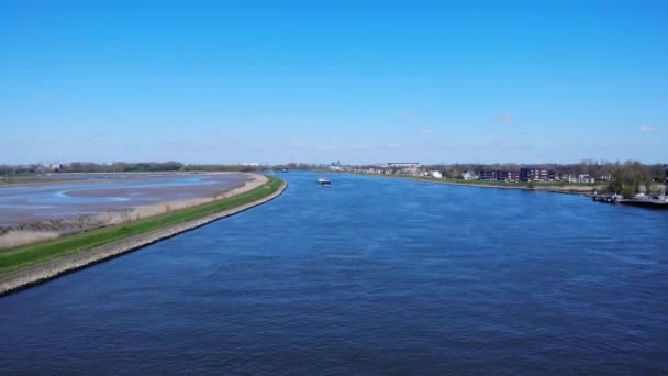 Διέλευση Φορτηγού Πλοίου Στον Ποταμό Noord Περνώντας Από Natuureiland Sophiapolder — Αρχείο Βίντεο