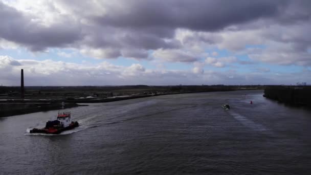 Flygfoto Över Fiskebåt Floden Dolly Skjuten — Stockvideo