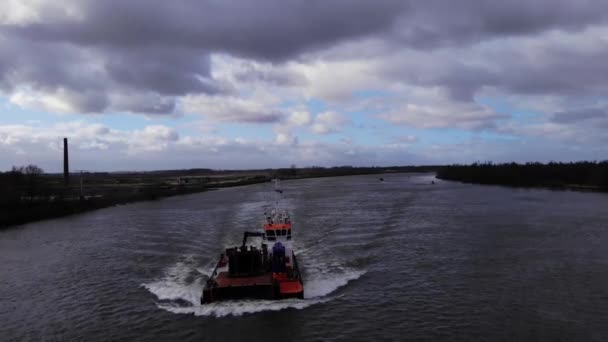 Luftaufnahme Eines Fischerbootes Fluss Drohne Geht Unter — Stockvideo