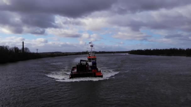 Dragger Crossing Oude Maas Town Puttershoek Países Bajos Retirada Drones — Vídeos de Stock