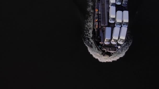 满载车辆的Terra货轮在荷兰巴伦德雷赫特航行 空中飞行 — 图库视频影像