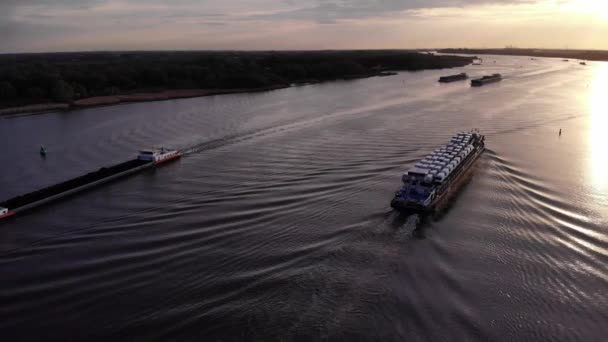 Πλοία Εμπορευματοκιβωτίων Της Terra Πλοηγείται Στον Ήρεμο Ποταμό Barendrecht Νότια — Αρχείο Βίντεο