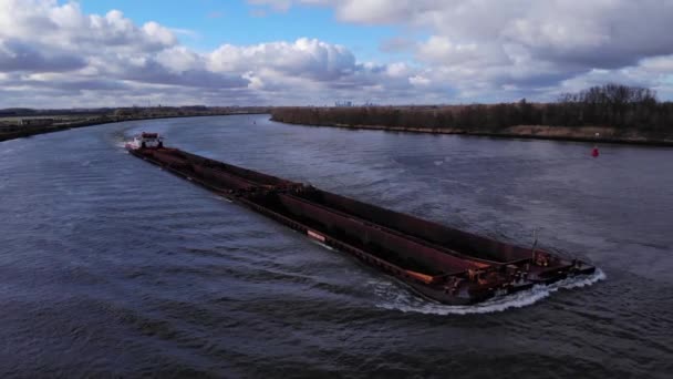 Suchy Statek Masowy Wieloma Ładowniami Podróżujący Przez Rzekę Oude Maas — Wideo stockowe