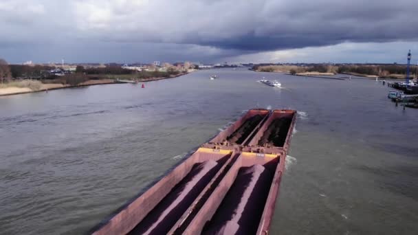オランダのプッターショーク近くのマアス川を航行する鉄鉱石と積み込まれた重量物船を組み合わせたもの 空中射撃 — ストック動画
