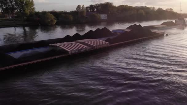 Pushtow Uhelnými Čluny Plachtění Řece Canal Časném Ránu Letecký Záběr — Stock video