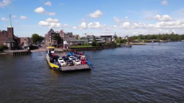 Hollanda, Kinderdijk 'teki De Lek Nehri' nden geçen araçları taşıyan feribot servisi. - Hava.