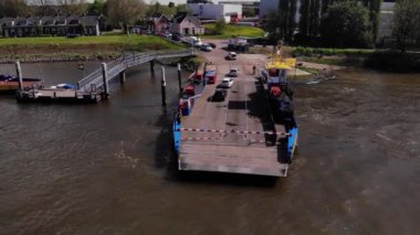 Hollanda, Kinderdijk 'teki De Lek Nehri' ndeki feribot servisine giden araçlar. - Hava.