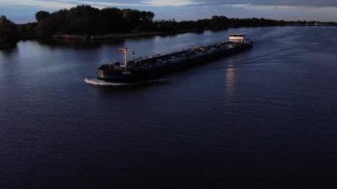 Hollanda, Barendrecht yakınlarındaki Maas Oude Nehri 'nden geçen bir petrol tankeri. - Havadan çekim.