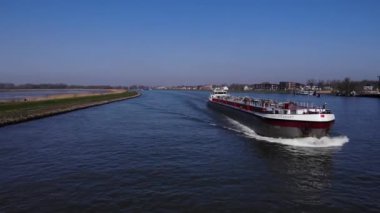 Hollanda 'nın güneyindeki Noord Nehri' nde tanker gemisi Spessart seferi. İHA geri çekiliyor