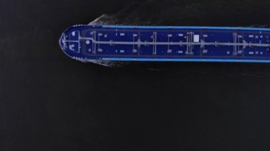 Nehirde Liquid kargo mavnası yüzerken tepeden tırnağa görüntüsü. - Hava.