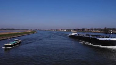 Hollanda 'daki Noord Nehri' nde Büyük Gemiler Geziniyor.