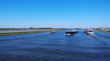 Nakliye gemileri Hollanda, Hendrik-Ido-Ambacht yakınlarındaki Noord Nehri 'nde toplanıyor. - Hava.