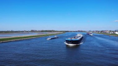 Hollanda, Hendrik-Ido-Ambacht yakınlarındaki Noord Nehri 'nde Tank mavnası olan iç gemiler. - Hava.