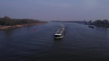 Nehirde bir tanker gemisi var. Yakıt ticareti ve sanayi, hava manzarası