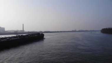 Nehirdeki bir kargo gemisinin üzerinde uçan hava manzarası. İçeriye aktarma kavramı