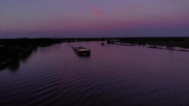 İç Tanker Renkli Günbatımı Gökyüzü Altında Nehirde Seyahat Ediyor. hava durumu