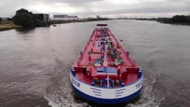 Petrol tankerinin pruva ve ön güvertesi yolda. Açık nehirde içi petrol dolu bir süper tanker..