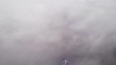 Hollanda 'nın Zwijndrecht şehrinde nehirden geçen kargo gemisi. - Havadan çekim.