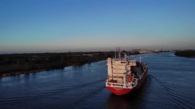 Hollanda, Güney Hollanda 'daki Oude Maas Nehri' nde büyük bir yük gemisinin arka görüntüsü. hava durumu