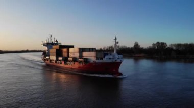 Oude Maas Nehri 'ndeki konteyner gemisi Blue Sky' a karşı. ölçekli çekim