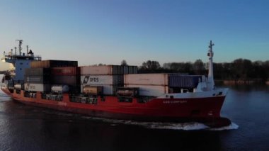 Hollanda 'daki Oude Maas Nehri' nde hareket eden A2B konteynır dolusu Intermodal konteynır. - Hava.