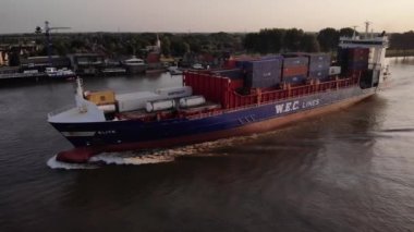 WEC Hattı Kargo Konteynır Gemisi Oude Maas Nehri boyunca hareket ediyor. Hava Yavaş Yaya Eğilimi