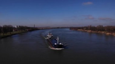 Sudaki bir yük gemisinin insansız hava aracı görüntüsü. Ön manzara. Nehir üzerinden ticaret kavramı