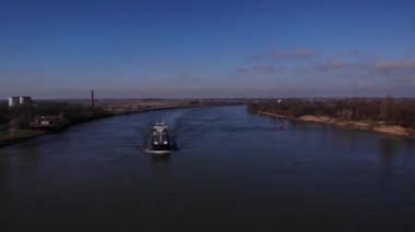 Yük gemisi suda. Hava manzaralı. Ticaret konsepti