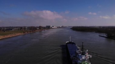 Bir kargo gemisinin hava görüntüsü. Pov, geminin üzerinde uçuyor.