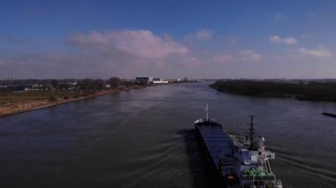 Hollanda 'daki Oude Maas Nehri' nde gemi gezintisi. - Hava statiği.