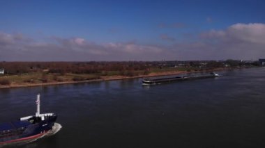 Nehirdeki iki kargo tankeri gemisinin hava görüntüsü. Yakıt işi kavramı