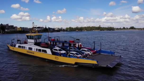 Trajekt Naložený Vozidly Naviguje Řeku Kinderdijk Větrný Den Střední Snímek — Stock video