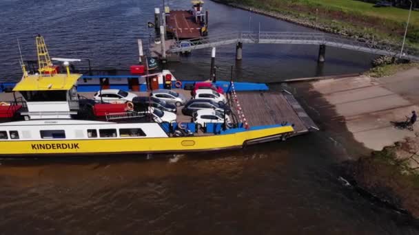 Ferry Met Voertuigen Aangekomen Bij Ferry Terminal Kinderdijk Nederland Vanuit — Stockvideo