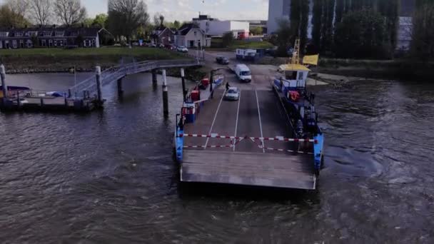 Járművek Sorakoztak Fel Komphajóra Holland Kinderdijk Village Kikötőjében Statikus Lövés — Stock videók
